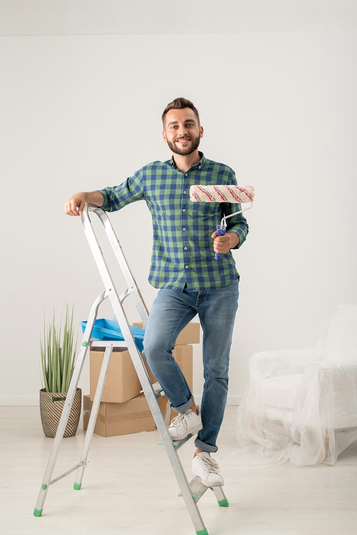 cheerful-man-with-paint-roller-Z5XMNCM.jpg